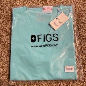 Women’s FIGS - color: fresh aqua - size medium - Casma three pocket scrub top